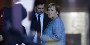 Ο Στέφεν Ζάιμπερτ με την Ανγκελα Μέρκελ