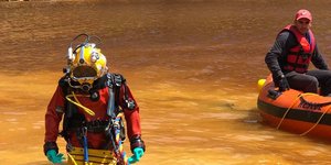 Ο δύτης στην Κόκκινη Λίμνη με ειδικό σκάφανδρο