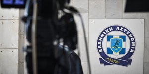 Σήμα ΕΛ.ΑΣ. και μια κάμερα μπροστά