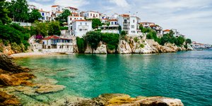 Παραλία της Σκιάθου στο φόντο σπίτια