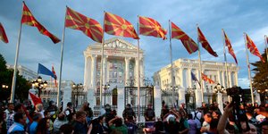 Σημαίες των Σκοπίων / Φωτογραφία: ΑΡ