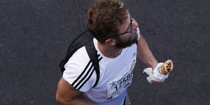 Σουβλάκι στο χέρι