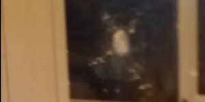 Σπασμένη τζαμαρία κρεοπωλείου στα Εξάρχεια