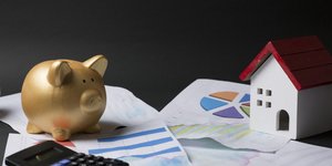 Σπίτι κουμπαράς κομπιουτεράκι λογαριασμοί
