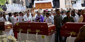 Θρήνος στην κηδεία θυμάτων του μακελειού στη Σρι Λάνκα