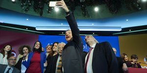 Selfie του Σταύρου Θεοδωράκη με υποψήφιους του κόμματος του Ποταμιού