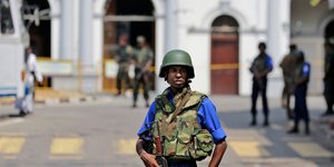 Στρατιώτης έξω από εκκλησία στο Κολόμπο της Σρι Λάνκα