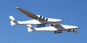 Το Stratolaunch, το μεγαλύτερο αεροσκάφος στον κόσμο, κατά την παρθενική του πτήση πάνω από την έρημο Μοχάβι της Καλιφόρνια