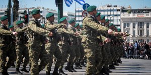 Παρέλαση των Ενόπλων Δυνάμεων στο κέντρο της Αθήνας