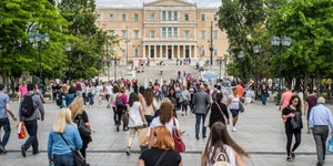 Κόσμος περπατάει στην πλατεία Συντάγματος 