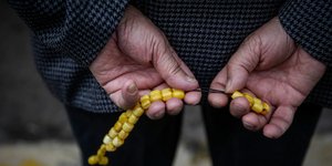 Συνταξιούχος κρατά το κομπολόι του/Φωτογραφία: Eurokinissi