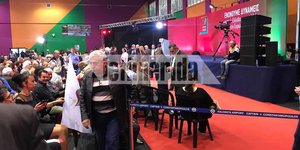 Οι κορδέλες του αεροδρομίοΚαλαμάτας «μετακόμισαν» στην κομματική εκδήλωση του ΣΥΡΙΖΑ