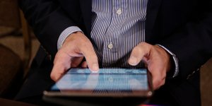 Αντρας με τάμπλετ, σακάκι και πουκάμισο 