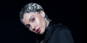 H Τάμτα με κοκαλάκια με στρας στο κεφάλι και μαύρο σακάκι