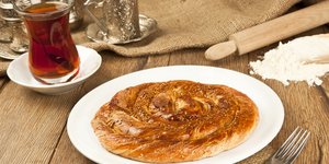 Κυπριακή ταχινόπιτα στο και τσάι στο τραπέζι