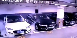 Το αυτοκίνητο της Tesla που πήρε φωτιά σε γκαράζ