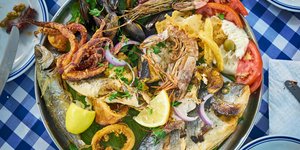 Πιατέλα με καλαμαράκια, χταπόδι, ψάρια, λεμόνια, ντομάτες, κρεμμύδια