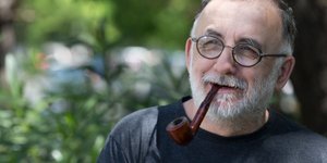 Ο Θάνος Μικρούτσικος με το τσιμπούκι του 