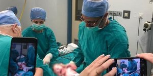 Τοκετός μωρού με τρεις γονείς