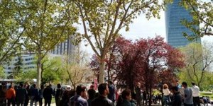 Εργαζόμενοι έξω από τον ουρανοξύστη Torre Espacio στη Μαδρίτη