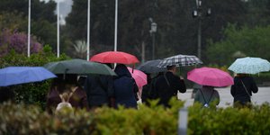 Τουρίστες με ομπρέλες στο Ζάππειο