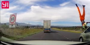 To αυτοκίνητο εκτόξευσε τον εργάτη στον αέρα στο Κέιπ Τάουν 