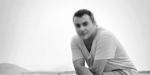 Ο φυγάς Έλληνας τραγουδιστής ποζάρει στον φωτογραφικό φακό