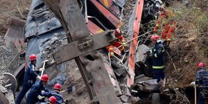 Εκτροχιασμένο τρένο, διασώστες με κόκκινα κράνη