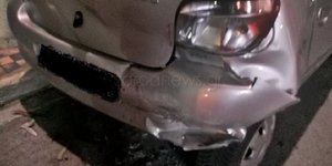 Τρακαρισμένο αυτοκίνητο χρώματος γκρι
