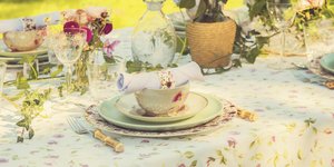 Τραπέζι με σερβίτσιο, τραπεζομάντηλο, λουλούδια, ποτήρια, βάζο