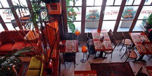 Τραπέζια, καρέκλες, χαλιά, καναπές στην Κουρδιστή Μαϊμού