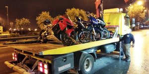 Γερανός της Τροχαίας σηκώνει μηχανάκια που συμμετείχαν σε αυτοσχέδιους αγώνες
