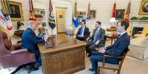 Ο Ντόναλντ Τραμπ με τον Μπεράτ Αλμπαϊράκ και τους Κούσνερ, Μνιούτσιν
