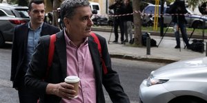 Ο Ευκλείδης Τσακαλώτος με καφέ στο χέρι