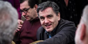 Ο Ευκλείδης Τσακαλώτος χαμογελαστός στην ΚΕ του ΣΥΡΙΖΑ (EUROKINISSI/ΤΑΤΙΑΝΑ ΜΠΟΛΑΡΗ)