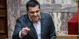 Ο Αλέξης Τσίπρας στη Βουλή καλύπτει τον Πολάκη
