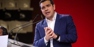 Ο Αλέξης Τσίπρας σε ομιλία του, σταυρώνει τα χέρια