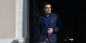 Ο Αλέξης Τσίπρας στις σκάλες του Μεγάρου Μαξίμου