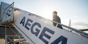 Ο Αλέξης Τσίπρας στις σκάλες αεροπλάνου της Aegean