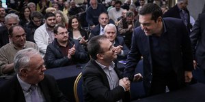Η χειραψία του Αλέξη Τσίπρα με τον Θανάση Θεοχαρόπουλο στην εκλογική επιτροπή του ΣΥΡΙΖΑ