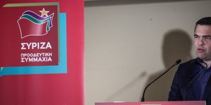 Ο ΑΛέξης Τσίπρας κατά τη διάρκεια της ομιλίας του στην εκλογική επιτροπή του ΣΥΡΙΖΑ