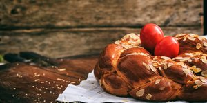 Τσουρέκι κόκκινα αυγά