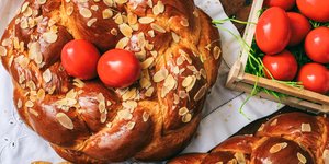 Πασχαλινά τσουρέκια και κόκκινα αυγά σε τραπέζι