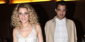 Η Τζένη Θεωνά με σγουρό μαλλί και ο Δήμος Αναστασιάδης με μπεζ σακάκι