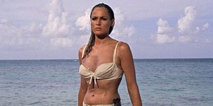 Η Ούρσουλα Ανρες στον Τζέιμς Μποντ με το θρυλικό μπικίνι της