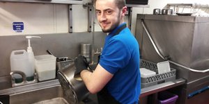 Βασίλης Κάτσιο στην κουζίνα του εστιατορίου του Λονδίνου