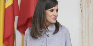 Η βασίλισσα Λετίθια περπατάει και χαμογελά