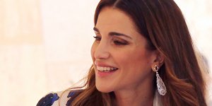 Η βασίλισσα Ράνια χαμογελά