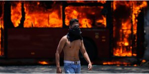 Κλιμακώνεται η κρίση στη Βενεζουέλα με άγριες συγκρούσεις υποστηρικτών του Μαδούρο και του Γκουαϊδό