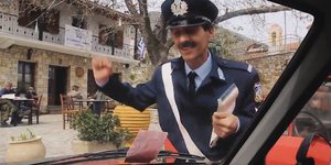 Αστυνομικός αφήνει κλήση στο παρμπρίζ αυτοκινήτου